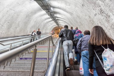 Kimliği belirsiz insanlar yürüyen merdiven Metrobus, Subway,Istanbul,Turkey.15 Ekim, 201 toplu taşıma sisteminin bir parçasıdır erişmek için kullanın