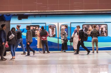 Ekim, 201 Subway,Istanbul,Turkey.15 M4 Kadıköy-Kartal metro kimliği belirsiz kişi bekleyin
