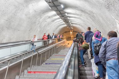 Kimliği belirsiz insanlar yürüyen merdiven Metrobus, Subway,Istanbul,Turkey.15 Ekim, 201 toplu taşıma sisteminin bir parçasıdır erişmek için kullanın