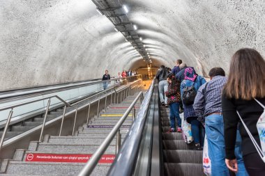 Kimliği belirsiz insanlar yürüyen merdiven Metrobus, Subway,Istanbul,Turkey.15 Ekim, 201 toplu taşıma sisteminin bir parçasıdır erişmek için kullanın
