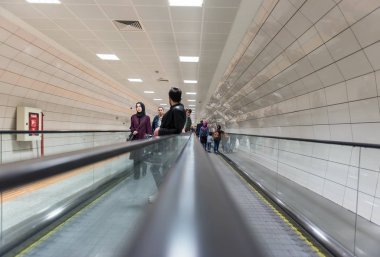 Kimliği belirsiz insanlar yürüyen merdiven Metrobus, Subway,Istanbul,Turkey.15 Ekim, 201 toplu taşıma sisteminin bir parçasıdır erişmek için kullanın