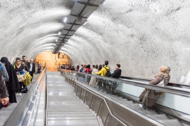 Kimliği belirsiz insanlar yürüyen merdiven Metrobus, Subway,Istanbul,Turkey.15 Ekim, 201 toplu taşıma sisteminin bir parçasıdır erişmek için kullanın