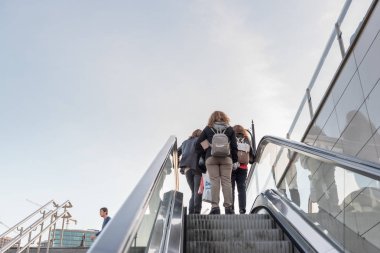 Kimliği belirsiz insanlar yürüyen merdiven Metrobus, Subway,Istanbul,Turkey.15 Ekim, 201 toplu taşıma sisteminin bir parçasıdır erişmek için kullanın