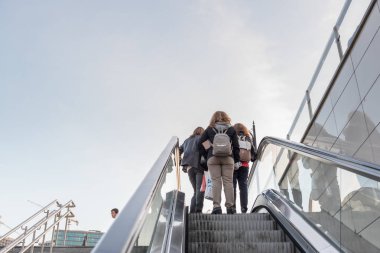 Kimliği belirsiz insanlar yürüyen merdiven Metrobus, Subway,Istanbul,Turkey.15 Ekim, 201 toplu taşıma sisteminin bir parçasıdır erişmek için kullanın