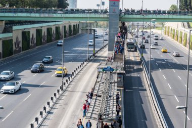 Kimliği belirsiz kişi Metrobus, Istanbul,Turkey.15 Ekim, 201 toplu taşıma sisteminin bir parçasıdır için bekleyin