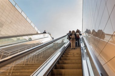 Kimliği belirsiz insanlar yürüyen merdiven Metrobus, Subway,Istanbul,Turkey.15 Ekim, 201 toplu taşıma sisteminin bir parçasıdır erişmek için kullanın