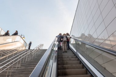 Kimliği belirsiz insanlar yürüyen merdiven Metrobus, Subway,Istanbul,Turkey.15 Ekim, 201 toplu taşıma sisteminin bir parçasıdır erişmek için kullanın
