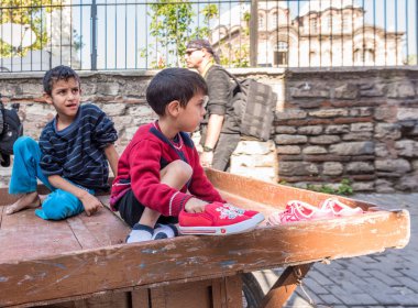 Hurdacı ahşap tekerlekli araç üzerinde taşıma tanımlanamayan küçük çocuklar. Istanbul,Turkey.15 Ekim, 2017