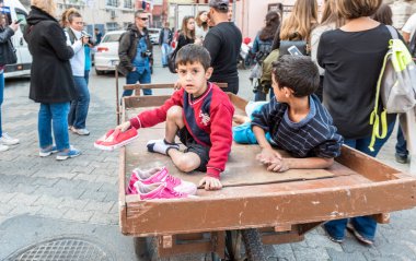Hurdacı ahşap tekerlekli araç üzerinde taşıma tanımlanamayan küçük çocuklar. Istanbul,Turkey.15 Ekim, 2017