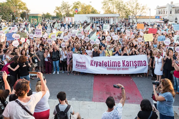 Mujeres Manifestantes Manifiestan Kadikoy Contra Interferir Ropa Las Mujeres Las — Foto de Stock