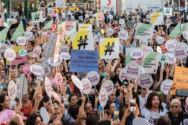 妇女抗议者在卡第魁集会 反对干涉女性服装 妇女携带 不碰我的衣服 土耳其 Istanbul 2017年7月 — 图库照片