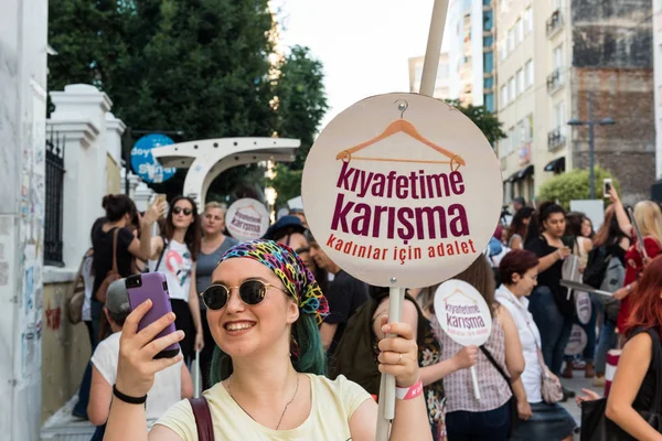 Mujeres Manifestantes Manifiestan Kadikoy Contra Interferir Ropa Las Mujeres Las — Foto de Stock