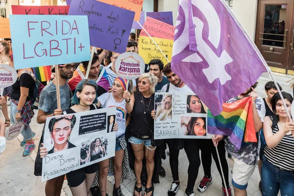 土耳其 Lgbt 支持者团体加入进来 反对干涉女装 他们携带 Lgbt 土耳其 Istanbul 2017年7月 — 图库照片