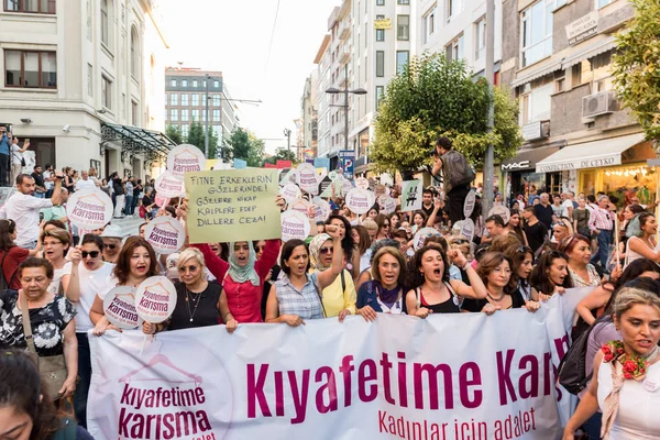 Mujeres Manifestantes Manifiestan Kadikoy Contra Interferir Ropa Las Mujeres Las — Foto de Stock