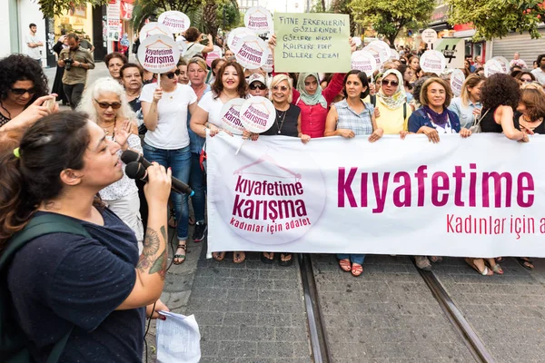 Mujeres Manifestantes Manifiestan Kadikoy Contra Interferir Ropa Las Mujeres Las — Foto de Stock