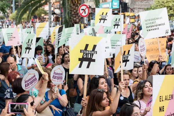 妇女抗议者在卡第魁集会 反对干涉女性服装 妇女携带 不碰我的衣服 土耳其 Istanbul 2017年7月 — 图库照片