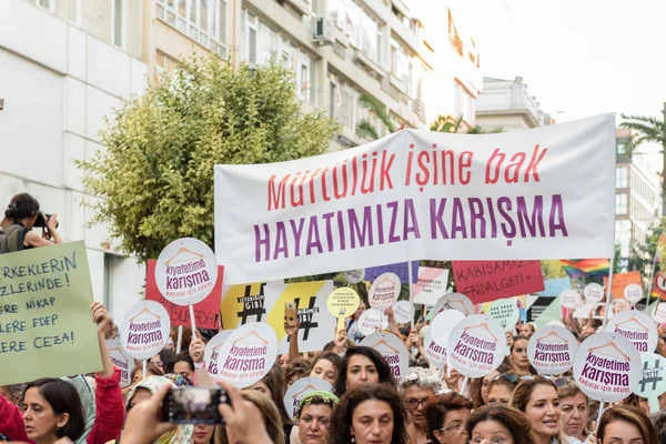 Mujeres Manifestantes Manifiestan Kadikoy Contra Interferir Ropa Las Mujeres Las — Foto de Stock