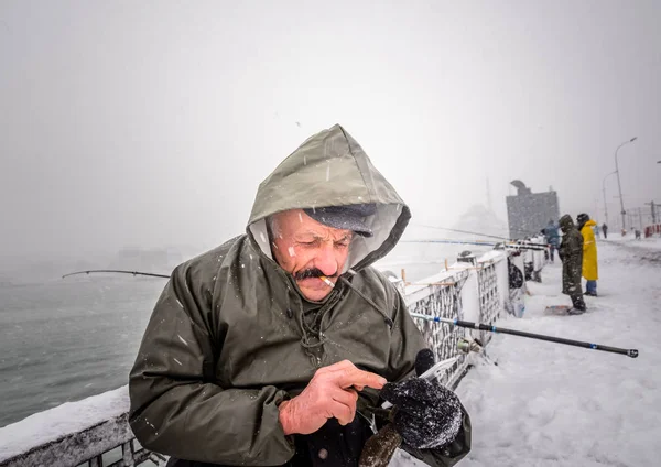 Ein Unbekannter Mann Checkt Sein Handy Während Einem Verschneiten Wintertag — Stockfoto