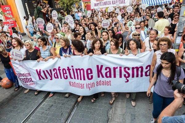 Les Manifestantes Rassemblent Kadikoy Contre Ingérence Des Vêtements Féminins Les — Photo