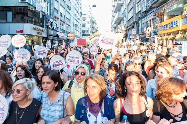 妇女抗议者在卡第魁集会 反对干涉女性服装 妇女携带 不碰我的衣服 土耳其 Istanbul 2017年7月 — 图库照片