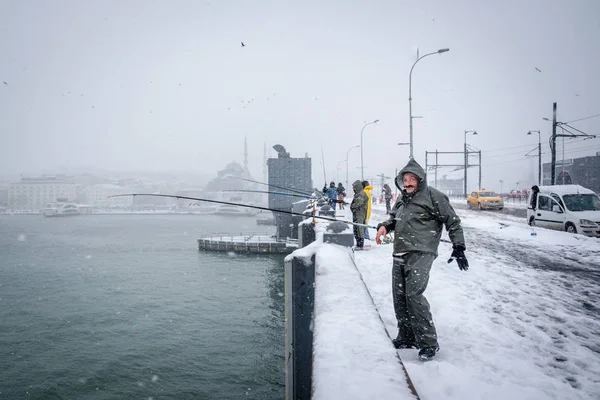 Unbekannter Fischt Einem Verschneiten Wintertag Auf Der Galatabrücke Hintergrund Ist — Stockfoto