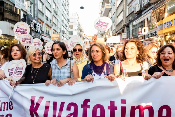 Kadıköy sokan kadın giysileri karşı kadın protestocular ralli. Kadınlar taşımak 