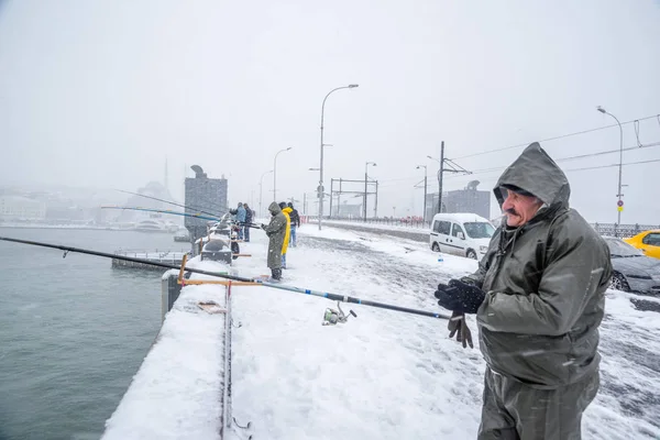 Unbekannter Fischt Einem Verschneiten Wintertag Auf Der Galatabrücke Hintergrund Ist — Stockfoto