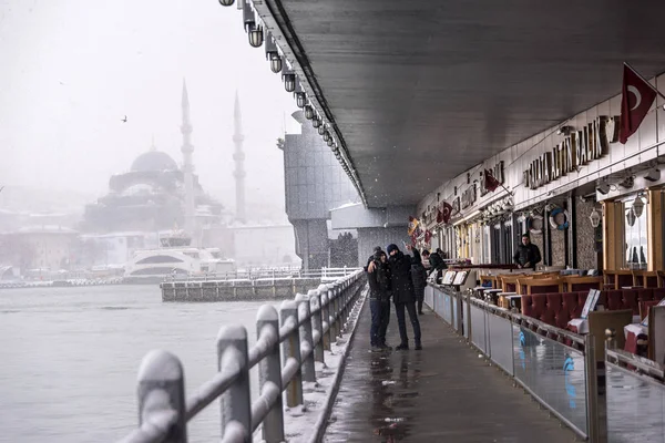 イスタンブール トルコで最も重い降雪のガラタ橋で歩いて トルコ イスタンブール 2017 正体不明の男性 — ストック写真