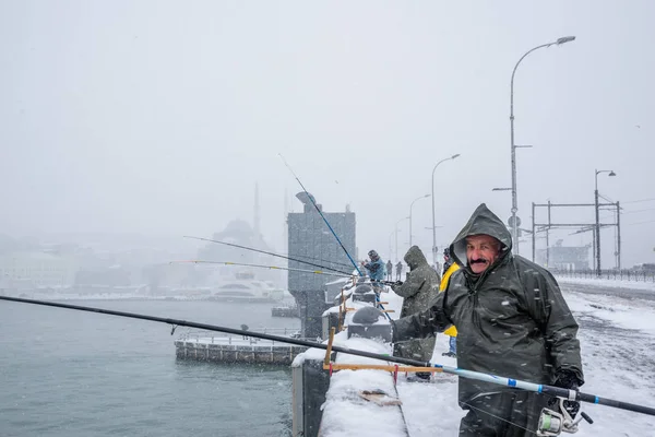 Unbekannter Fischt Einem Verschneiten Wintertag Auf Der Galatabrücke Hintergrund Ist — Stockfoto