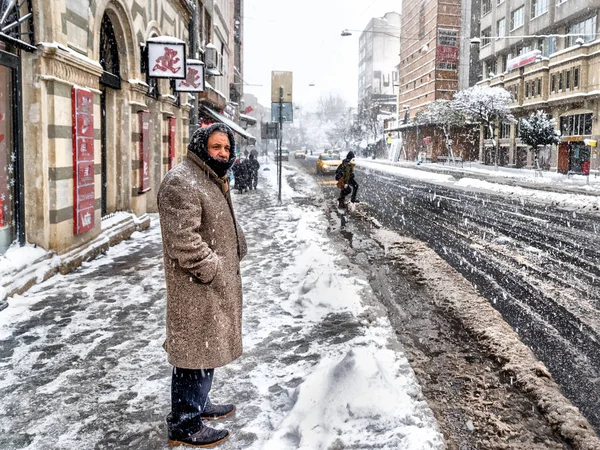 Turkey Istanbul Januar 2017 Unbekannter Mann Wartet Auf Den Heftigsten — Stockfoto