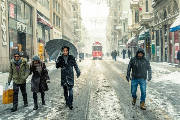 Nostaljik Kırmızı Tramvay Insanların Günlük Yaşamda Beyoglu Istanbul Turkey Popüler — Stok fotoğraf
