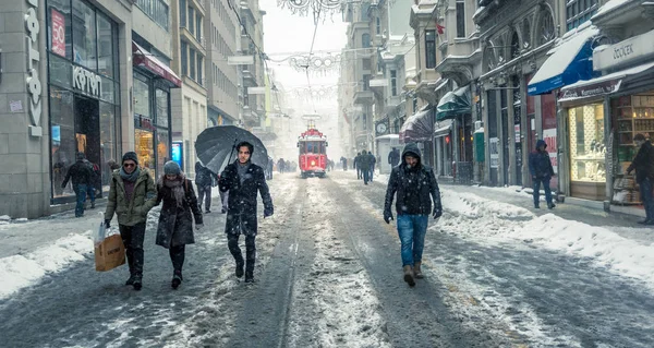 Nostaljik Kırmızı Tramvay Insanların Günlük Yaşamda Beyoglu Istanbul Turkey Popüler — Stok fotoğraf