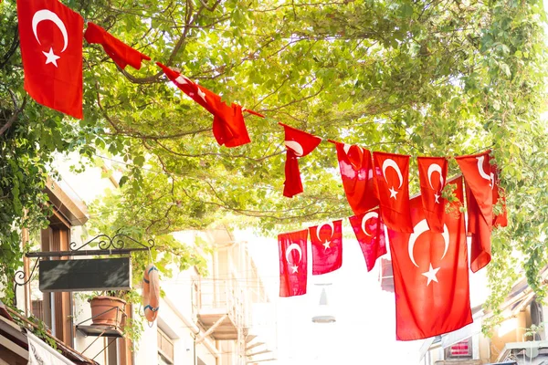 Turkse Vlaggen Uitzicht Kadikoy Populaire Straten Waar Mensen Houden Van — Stockfoto