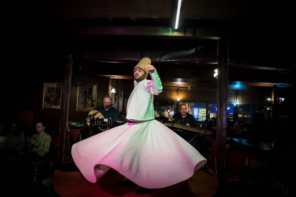 正体不明のトルコ ダーヴィッシュ男実行メヴレヴィー Istanbul Turkey カフェでのショー 2018年 月様式 — ストック写真