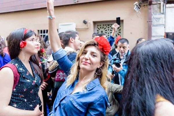 Hidirellez Festival を祝うために身元不明の女性の踊りは 春の到来を意味し Turkic の世界中で祝われます Istanbul Turkey 2018年 — ストック写真