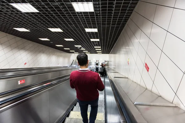 Unbekannte Benutzen Rolltreppe Der Bahn Station Maray Istanbul Die Bahn — Stockfoto