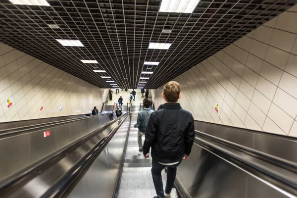 Niezidentyfikowanych Osób Używa Schodów Ruchomych Dostępu Kolejowej Marmaray Subway Metro — Zdjęcie stockowe