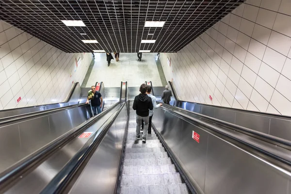 Niezidentyfikowanych Osób Używa Schodów Ruchomych Dostępu Kolejowej Marmaray Subway Metro — Zdjęcie stockowe