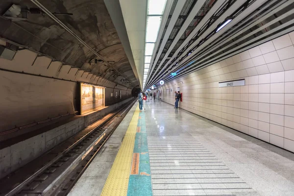 Pessoas Não Identificadas Esperam Pelo Trem Marmaray Metrô Metrô Istambul — Fotografia de Stock