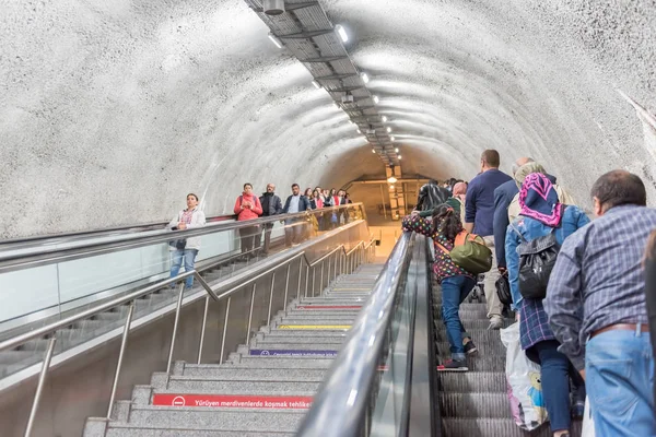 Unbekannte Benutzen Eine Rolltreppe Den Metrobus Gelangen Der Teil Des — Stockfoto