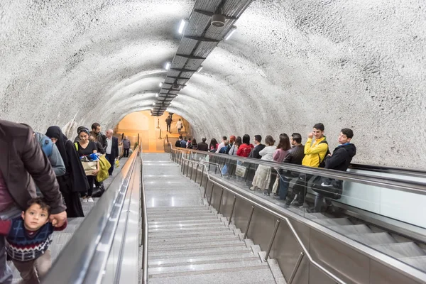 Kimliği belirsiz insanlar yürüyen merdiven Metrobus, Subway,Istanbul,Turkey.15 Ekim, 201 toplu taşıma sisteminin bir parçasıdır erişmek için kullanın