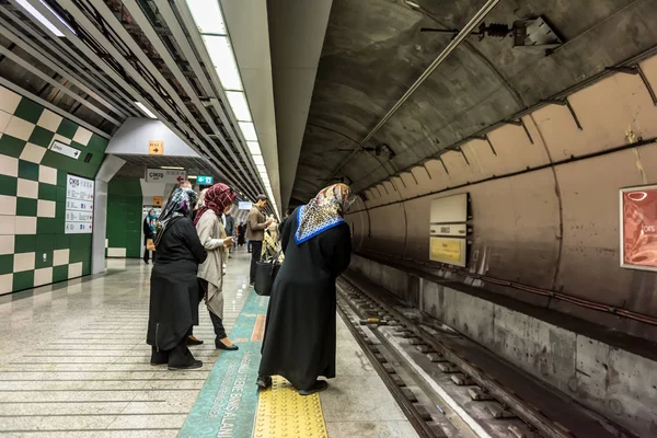 Oidentifierade Personer Vänta Marmaray Tåg Tunnelbanan Metro Istanbul Turkey Oktober — Stockfoto