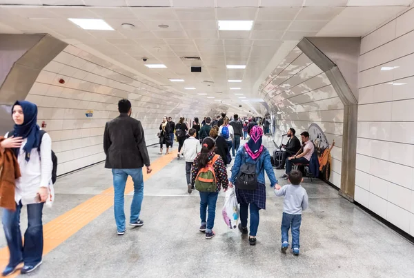 Düzenlenecek metrobus, Subway,Istanbul,Turkey.15 Ekim, 201 toplu taşıma sisteminin bir parçasıdır erişmek için kimliği belirsiz kişi yürüyüş