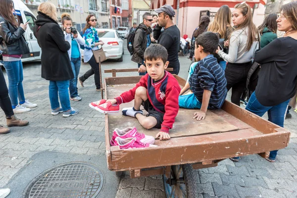 Hurdacı ahşap tekerlekli araç üzerinde taşıma tanımlanamayan küçük çocuklar. Istanbul,Turkey.15 Ekim, 2017