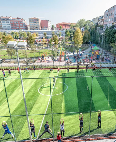 Děti cvičení před zápasem na kopanou pole nebo fotbal — Stock fotografie