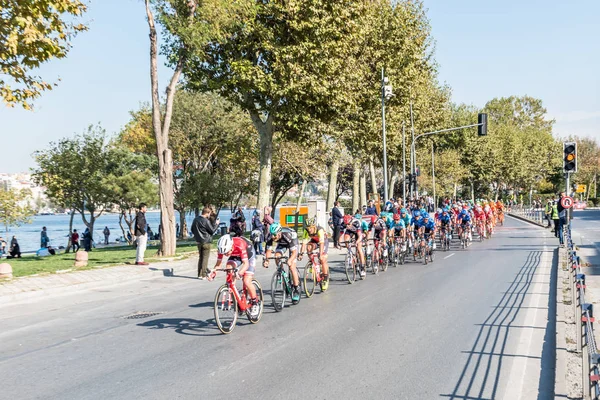 Cyklister som racing i Istanbul skede av 53 Presidential Cykling Tour i Turkiet — Stockfoto