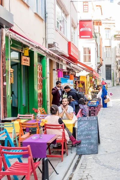 사람과 Balat Istanbul Turkey 2017의 거리의 하나를 — 스톡 사진