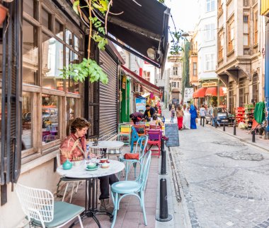 Kimliği belirsiz kişi yürüyüş ve Balat street, Istanbul,Turkey.15 Ekim, 2017 popüler sokaklarında keşfetmek