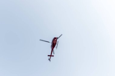 Istanbul, Türkiye'de mavi gökyüzünde uçan helikopter