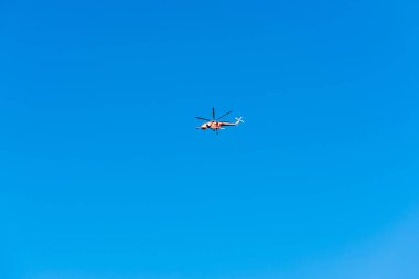 Istanbul, Türkiye'de mavi gökyüzünde uçan helikopter